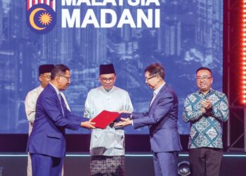 ANWAR Ibrahim (tengah) menyerahkan surat lantikan Konsortium Kecerdasan Pintar Malaysia (MAIC) kepada Naib Canselor Universiti Teknologi Malaysia (UTM), Prof. Datuk Dr. Ahmad Fauzi Ismail (dua dari kanan) dalam Majlis Malaysia Artificial Intelligence Nexus 2024 (MY AI NEXUS 2024) di Pusat Dagangan Dunia (WTC), Kuala Lumpur, semalam. Hadir sama Chang Lih Kang (kanan). – UTUSAN/FARIZ RUSADIO