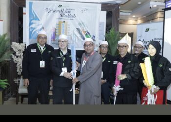 SYED Saleh Syed Abdul Rahman (dua dari kiri) menyampaikan cenderahati sebagai simbolik kepada salah seorang jemaah haji dalam majlis Perasmian Program Kebersihan Maktab semalam.