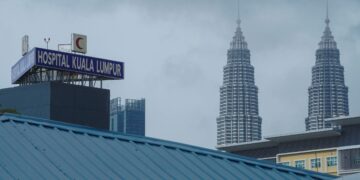 SEBANYAK 80 peratus 
atau kira-kira 27 juta daripada keseluruhan 34 juta rakyat Malaysia mendapatkan rawatan di fasiliti kerajaan menyebabkan isu kekurangan petugas 
ke sihatan awam berterusan.