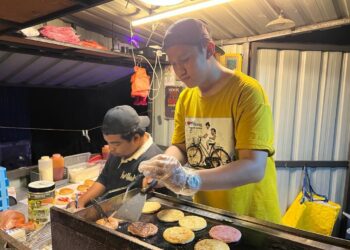 PEKERJA  di gerai milik Badrul Amin Rapinggi menyediakan tempahan pelanggan di Jalan Budiman, Kuala Terengganu, kelmarin. - UTUSAN/KAMALIZA KAMARUDDIN