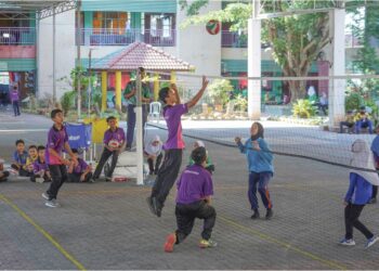 MURID-murid Sekolah Kebangsaan Jalan Empat Bandar Baru Bangi melakukan aktiviti kokurikulum di kawasan berbumbung berikutan cuaca panas, baru-baru ini. - UTUSAN/AMIR KHALID