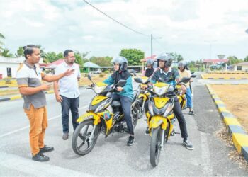 NOOR Affizal Mohd Fadzil (dua, kiri) meninjau calon yang menjalani latihan di Institut Memandu IKMP Sdn. Bhd. di Jalan Behor Pulai, Kangar, Perlis. – UTUSAN/IZLIZAN OTHMAN