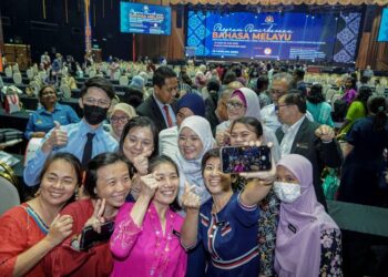 UNTUK menangani permasalahan penguasaan bahasa Melayu, kerajaan hari ini hendaklah bersifat tegas.