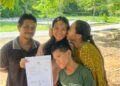 Mizuka Janneysan (tengah) bersama ibu bapa dan adiknya selepas mengambil slip keputusan SPM di Gua Musang, Kelatan. – UTUSAN AIMUNI TUAN LAH