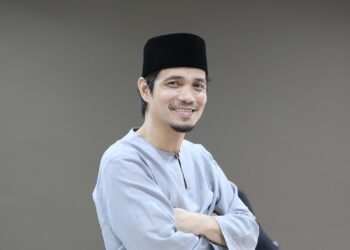 KUALA LUMPUR, 16 MEI 2024 - Sesi fotografi bersama selebriti, Mark Adam ketika majlis rumah terbuka SRC Suria Records di Bandar Tun Hussein Onn, Cheras di sini hari ini. GAMBAR - AMIR KHALID / PEMBERITA - ALIFF ( UTUSAN ) / EMIRA ( KOSMO )