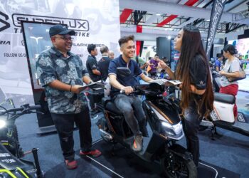 KAKITANGAN Superlux menerangkan tentang motosikal EV Superlux EB1 kepada pengunjung yang hadir pada Autoshow Malaysia 2024 yang berlansung di Taman Ekspo Pertanian Malaysia (MAEPS) di sini, hari ini. - UTUSAN/IQBAL ROSLI