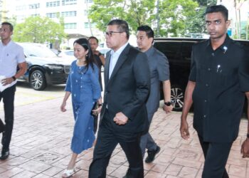 SAIFUDDIN Nasution Ismail bersama Menteri Belia dan Sukan, Hannah Yeoh  tiba di hospital dekat Shah Alam untuk melawat Faisal Halim, petang tadi. - UTUSAN/AFIQ RAZALI