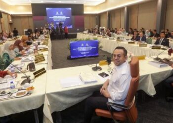 SAIFUDDIN Nasution Ismail bersama Steven Sim ketika mempengerusikan bersama mesyuarat Jawatankuasa Bersama Pengurusan Pekerja Asing di Putrajaya, hari ini. - UTUSAN/FAISOL MUSTAFA