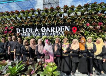 Sarifah Radziah Ismail bersama sebahagian daripada 22 pekerjanya D Lola Garden dekat Pasir Mas, Kelantan.