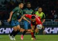 Pemain Selangor, Ronnie Fernandez diasak pemain Kedah pada perlawanan Liga Super 2024 di Stadium Majlis Bandaraya Petaling Jaya, hari ini. - UTUSAN/SHIDDIEQIIN ZON
