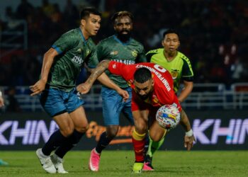 Pemain Selangor, Ronnie Fernandez diasak pemain Kedah pada perlawanan Liga Super 2024 di Stadium Majlis Bandaraya Petaling Jaya, hari ini. - UTUSAN/SHIDDIEQIIN ZON