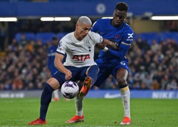 Penyerang Tottenham Hotspur, Richarlison (kiri) diasak pemain pertahanan Chelsea, Benoit Badiashile  dalam aksi Liga Perdana Inggeris di Stamford Bridge pagi ini. Chelsea menang 2-0. - AFP