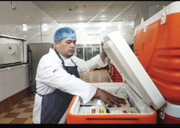 HASMADI Sulaiman memeriksa pek makanan sebelum dihantar kepada jemaah haji.