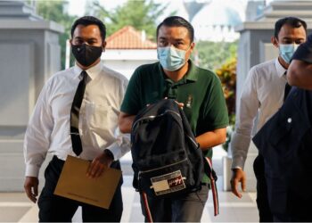 YUSMADI Yusof (tengah) tiba di Mahkamah Sesyen Kuala Lumpur bagi menghadapi pertuduhan menipu pelaburan dalam projek pembekalan bahan-bahan keperluan Petronas.  UTUSAN/SHIDDIEQIIN ZON