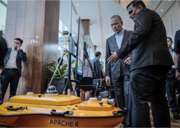 FADILLAH Yusof melawat ruangan pameran selepas Majlis Perasmian National Conference on Stormwater Management SWaM 2024 di Le Meridien Hotel Putrajaya, hari ini. - UTUSANFAIZ ALIF ZUBIR
