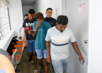 TERTUDUH kes mencederakan dua lelaki dalam kejadian di Desa Pakatan Ahad lalu ketika didakwa di Mahkamah Majistret Ipoh hari ini. - UTUSAN/MUHAMAD NAZREEN SYAH MUSTHAFA