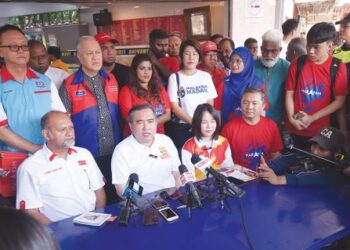 ANTHONY Loke Siew Fook (duduk, dua dari kiri) bersama calon PRK Kuala Kubu Baharu, Pang Sock Tao (duduk, dua dari kanan) pada sidang akhbar di Fazlina Maju Bistro, Hulu Selangor, semalam. – UTUSAN/M. FIRDAUS M. JOHARI