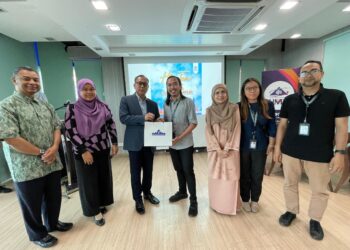 ZAMRI Ibrahim (tiga dari kiri) bersama rakan-rakan media dalam program ramah mesra bersama media di Putrajaya. - UTUSAN/MOHD HUSNI MOHD NOOR