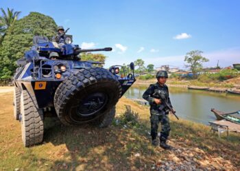 BRIGED Tenggara PGA menggunakan kereta perisai semasa melakukan rondaan di sempadan Malaysia-Thailand di Sungai Golok, Rantau Panjang semalam. – UTUSAN/KAMARUL BISMI KAMARUZAMAN