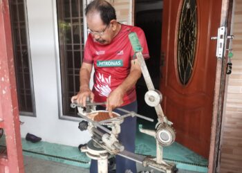 ZAHIDI Kalleh secara sukarela mengendalikan latihan badminton untuk pelajar sekolah di sekitar Teluk Intan. – UTUSAN/AIN SAFRE BIDIN