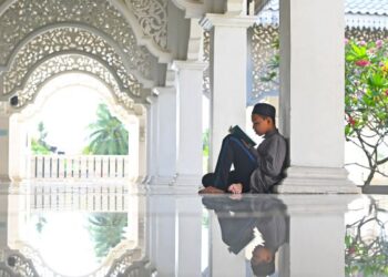 Umat Islam yang menerima syariat Nabi Muhammad SAW ditafsir oleh para Mufasirun sebagai umat yang adil lagi terpilih. - GAMBAR HIASAN