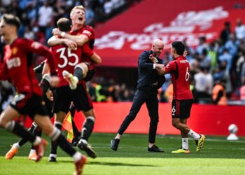 PENGENDALI Manchester United, Erik ten Hag (dua dari kanan) meraikan kejayaan membimbing kelab itu menjuarai Piala FA selepas menewaskan Manchester City di pentas akhir di Stadium Wembley, sebentar tadi.-AFP