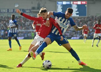 PEMAIN tengah Brighton, Jakub Moder (kanan) mengasak pemain Manchester United,  Alejandro Garnacho dalam aksi Liga Perdana Inggeris di Stadium Komuniti  American Express, kelmarin. - AFP