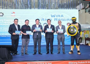 PUR, 29 MEI 2024 - Ketua Persuruhjaya Suruhanjaya Pencegahan Rasuah Malaysia, Tan Sri Datuk Seri Azam Baki (tengah) diiringi oleh Ketua Pengarah Pendidikan Malaysia, Tuan Haji Azman Haji Adnan (dua kanan) merasmikan Majlis Prapelancaran Projek Penerbitan dan Program Penerapan Nilai Integriti (Anti Rasuah) Usaha Sama SPRM - ITBM ketika Pesta Buku Antarabangsa Kuala Lumpur (PBAKL) 2024 di Pusat Dagangan Dunia (WTC) Kuala Lumpur di sini hari ini. GAMBAR - AMIR KHALID