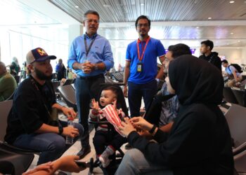 KAMARUZZAMAN Razali (kiri) beramah mesra dengan pengguna selepas melakukan tinjauan operasi hari pertama terminal baharu fasa 1 Lapangan Terbang Sultan Ismail Petra, Pengkalan Chepa, Kota Bharu, Kelantan hari ini-UTUSAN/KAMARUL BISMI KAMARUZAMAN