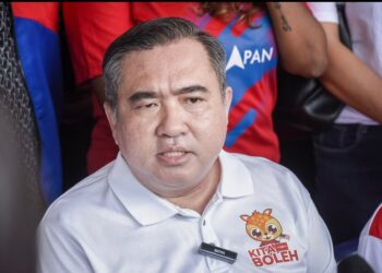 ANTHONY Loke Siew Fook bercakap mengenai Pang Sock Tao di sidang media yang diadakan di Fazlina Maju Bistro, di sini -UTUSAN/M. FIRDAUS M. JOHARI