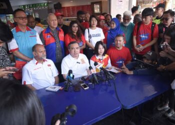 ANTHONY Loke Siew Fook (dua dari kiri), Gobind Singh Deo (kiri), Pang Sock Tao (dua dari kanan) dan Ng Sze Han (ADUN Kinrara) hadir ke sidang media di Fazlina Maju Bistro, di sini – UTUSAN/M. FIRDAUS M. JOHARI