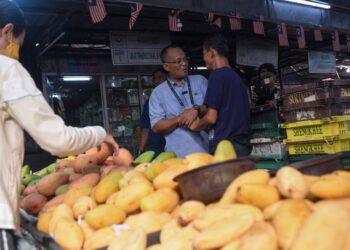 KHAIRUL Azhari Saut ketika menyantuni penduduk dalam kempen bagi Pilihan Raya Kecil (PRK) Kuala Kubu Baharu.