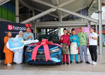 Pemenang utama cabutan bertuah 'Go Cuba Bizappay with FPX", Ketua Pegawai Eksekutif GPC Network Ssn Bhd, Hairul Hafizi Johari (tiga dari kiri) bergambar bersama Ketua Pegawai Eksekutif Bizapp Ventures Sdn Bhd, Mohd Taib Pardi (2 dari kanan), Ketua Pegawai Teknologi Bizapp Ventures Sdn Bhd , Hasnol Mizam ( tiga dari kanan),  Pengerusi Eksekutif Kumpulan Commerce Asia, Ganesh Kumar Bangah (dua Dari kanan), Ketua Pegawai Eksekutif Kumpulan Commerce Asia, Kuna Kathigesan (belakang tiga dari kanan) dan Pengarah Kanan Komersial PayNet, Azrul Fakhzan Mainor ( kanan)! di majlis penyampaian hadiah yang diadakan di Cyberjaya baru-baru ini.