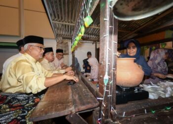 MENTERI Pertanian dan Keterjaminan Makanan, Datuk Seri Mohamad Sabu (dua kiri) bersama Pengerusi Lembaga Pertubuhan Peladang, Datuk Mahfuz Omar (kiri) melawat ke gerai-gerai makanan pada majlis amanat dan sambutan mesra Aidilfitri 2024 di MAEPS di sini, hari ini. - UTUSAN/FARIZ RUSADIO