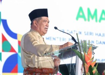 MENTERI Pertanian dan Keterjaminan Makanan, Datuk Seri Mohamad Sabu berucap pada Majlis Amanat dan Sambutan Mesra Aidilfitri 2024, di sini, hari ini. - UTUSAN/FARIZ RUSADIO