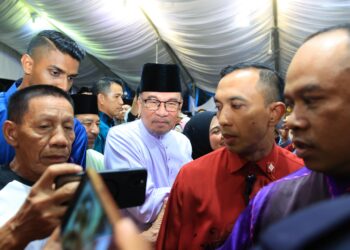 ORANG ramai tidak melepaskan peluang untuk beramah mesra dengan Anwar Ibrahim (tengah) semasa Majlis Sambutan Aidilfitri Madani 2024, Peringkat Negeri Kelantan di Pusat Transformasi Luar Bandar (RTC), Tunjong, Kota Bharu, Kelantan sebentar tadi.-UTUSAN/KAMARUL BISMI KAMARUZAMAN