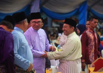 ANWAR Ibrahim (dua kiri) bersalam dengan Mohd. Nasuruddin Daud pada Majlis Sambutan Aidilfitri Madani 2024, Peringkat Negeri Kelantan di Pusat Transformasi Luar Bandar (RTC), Tunjong, Kota Bharu, Kelantan hari ini-UTUSAN/KAMARUL BISMI KAMARUZAMAN.