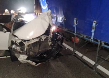KEADAAN kemalangan membabitkan sebuah kereta dan sebuah lori di Kilometer 242.6, Lebuhraya Utara Selatan (arah Utara), dekat Rembau pagi tadi.-GAMBAR/IHSAN BOMBA.