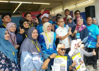FAHMI Fadzil (tengah) ketika melawat reruai sempena Program Madani Rakyat 2024 Zon Utara, di Tapak Pesta Sungai Nibong, Pulau Pinang.