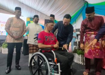 STEVEN Sim (tengah) beramah mesra bersama sebahagian pencarum yang menerima faedah ketika Majlis Sambutan Aidilfitri KESUMA MADANI PERKESO di Kepala Batas, Pulau Pinang