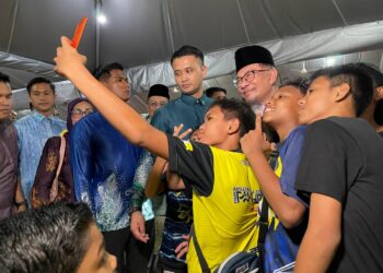 Anwar berswafoto bersama kanak-kanak ketika menghadiri Rumah Terbuka Hari Raya Aidilfitri Persatuan Khalifah Jelutong di Kota Giam, George Town, Pulau Pinang