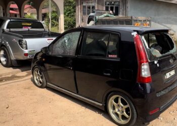 KEADAAN kereta yang terkena tembakan dalam kejadian di Kampung Alor Pinggan, Gelang Mas, Pasir Mas, Kelantan hari ini-UTUSAN/ROHANA MOHD. NAWI.