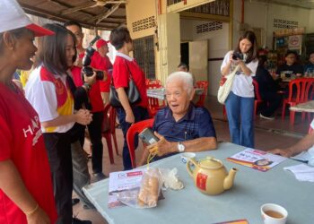 PANG Sock Tao meyantuni pengundi-pengundi yang keluar bersarapan di Kerling selepas hadir ke Program Kopitiam Talk, di sini - UTUSAN/ARIF AIMAN ASROL