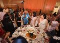 LEE Tian Hock berbual bersama tetamu yang hadir pada Majlis Malam Penghargaan MMC di Bandar Sri Sendayan, Seremban.-UTUSAN/NOR AINNA HAMZAH.