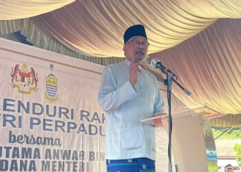 ANWAR Ibrahim ketika berucap semasa menghadiri Majlis Kenduri Rakyat Aidilfitri Perpaduan di Galeri Pejuang Cherok Tokun, Bukit Mertajam, Pulau Pinang