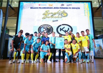 DANIEL Gooi menunjukkan replika jersi Penang FC untuk musim baharu 2024/2025 ketika majlis pelancaran jersi tersebut di Mydin Mall Bukit Mertajam, Pulau Pinang