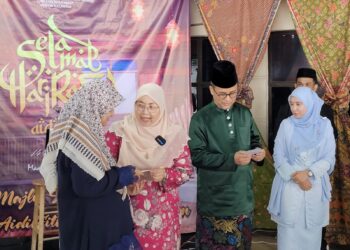 FUZIAH Salleh (dua dari kiri) menyampaikan sumbangan kelab kebajikan kepada beberapa pegawainya semasa Majlis Sambutan Hari Raya Aidilfitri di Pejabat KPDN Kelantan, Kota Bharu, Kelantan hari ini. UTUSAN/MUSTAQIM MOHAMED