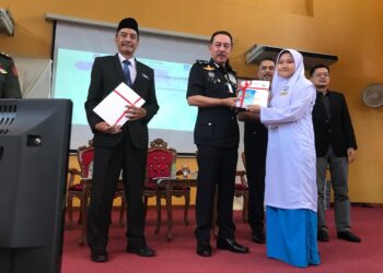 MUHAMAD Zaki Harun (tengah) menyampaikan sijil Perlantikan Watikah  Badan Kepimpinan Muda Pelajar 2024/2025  di Sekolah Menengah Sains Tengku Muhammad Faris Petra, Kota Bharu, Kelantan hari ini- UTUSAN/ ROSLIZA MOHAMED
