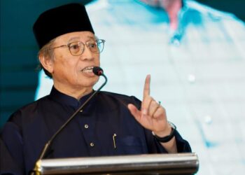 ABANG Johari ketika berucap pada Majlis Sambutan Aidilfitri Dewan Usahawan Bumiputera malam tadi.