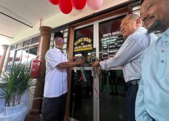 WAN Rahim Wan Abdullah (kiri) memotong riben sebagai gimik pembukaan pejabat Lembaga Kenaf dan Tembakau Negara Wilayah Timur di Kampung Teluk, Bachok, Kelantan hari ini. UTUSAN/TOREK SULONG